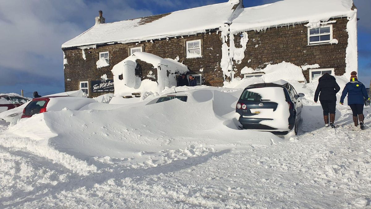Video: Sněhová bouře uvěznila desítky Britů na celý víkend. V hostinci
